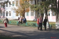 Ждем Губернатора: госслужащие убирают дороги, частникам ставят новые заборы._10