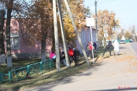 Ждем Губернатора: госслужащие убирают дороги, частникам ставят новые заборы._9